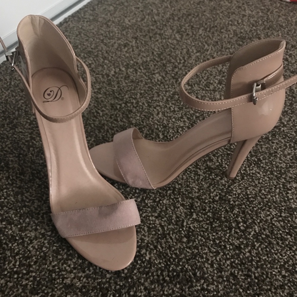 Nude pumps used 2 times great condition size 9.5